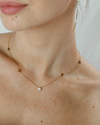 Collar dorado con charms flor y piedra zircón, waterproof de Pialü