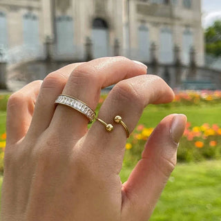 Anillo Isadora dorado abierto dos esferas, vista lateral, waterproof de Pialü