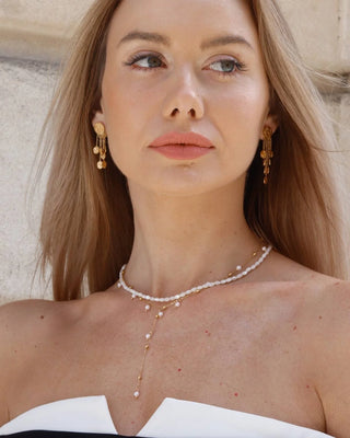Collar Malibú dorado tipo Y con perlas pequeñas dispersas, joya waterproof Pialü