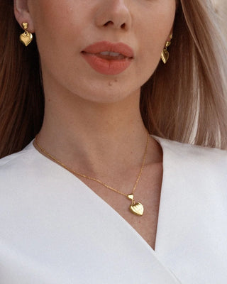 Collar Mykonos dorado con doble dije corazón estriado, vista lateral, joya waterproof de Pialü