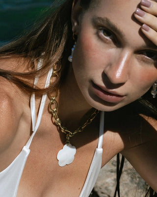 Collar Pascualina dorado eslabones chunky en modelo, waterproof de Pialü