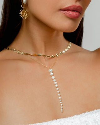 Collar dorado con perlas blancas en cascada tipo gota, resistente al agua Pialü