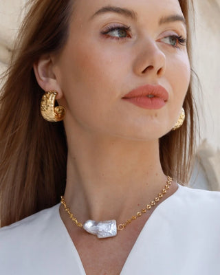 Par aretes Aqua dorados con perla y concha colgantes, resistente al agua de Pialü