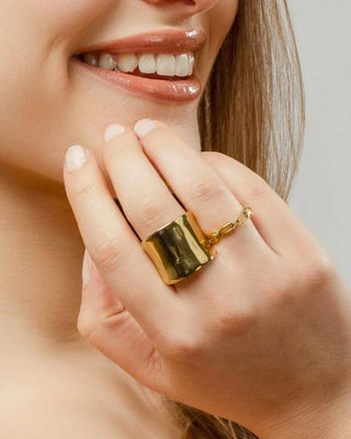 Anillo Mazari dorado de cadena rectangular visto de frente, waterproof de Pialü