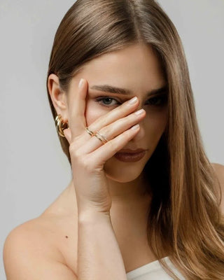Anillo Siena doble dorado con zircones, vista lateral de las dos bandas, waterproof Pialü
