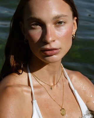 Argollas doradas dobles Embrace con zircones, detalle de espiral, joya waterproof de Pialü