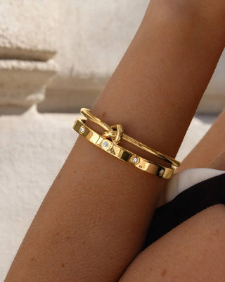 Brazalete dorado con zircones desde ángulo lateral, acero inoxidable waterproof de Pialü