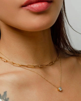 Detalle de collar de eslabones rectangulares en plateado, joya Pialü waterproof