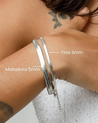 Pulsera herringbone plateada en muñeca, detalle brillo, Pialü waterproof