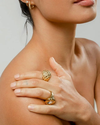 Anillo Daisy Confidence rejilla dorada waterproof Pialü en dedo, vista frontal