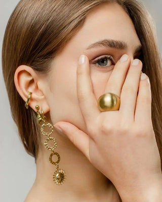 Anillo dorado esférico y voluminoso visto de ángulo, acero inoxidable waterproof de Pialü
