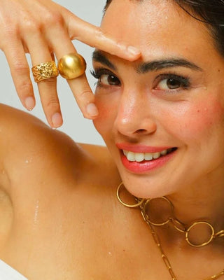 Anillo grande dorado mate de forma redondeada, resistente al agua Pialü