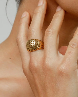 Anillo dorado floral calado visto de frente, acero inoxidable waterproof de Pialü