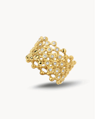 Anillo dorado ancho en diseño panal de abeja con circonitas brillantes, joya waterproof de Pialü
