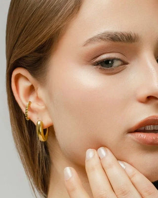 Earcuff Caribe dorado con textura trenzada waterproof de Pialü