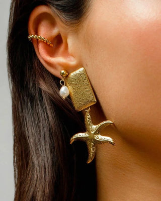 Earcuff ajustable dorado trenzado puesto en oreja, joya Pialü