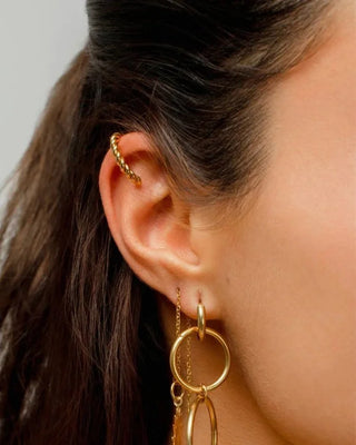 Earcuff dorado con efecto espiral trenzado resistente al agua de Pialü