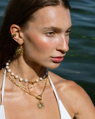 Earcuff dorado perlas barrocas, vista lateral, joya waterproof de Pialü