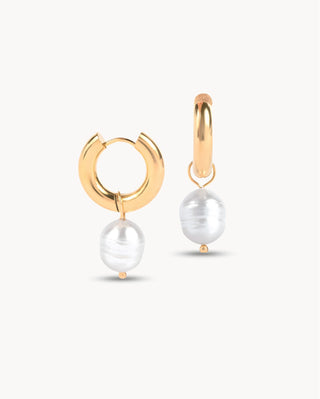 Par de aros dorados gruesos con perla barroca blanca colgante, joya waterproof de Pialü