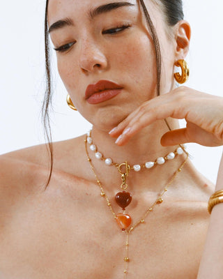 Charm mis corazones arden en piedra agata rojo