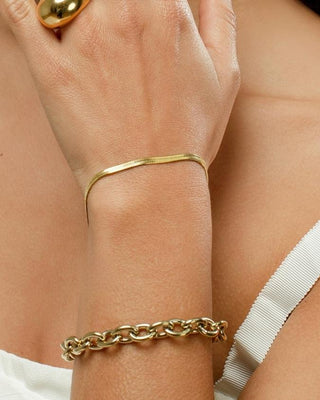 Pulsera cadena serpiente dorada plana en modelo, joya waterproof de Pialü