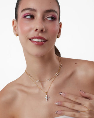 Collar con dije cruz pavé de zircones dorado, no se oxida, el color no se va, Pialü
