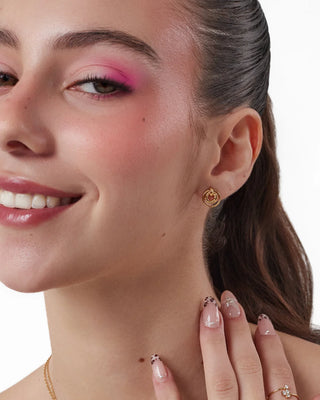 Aretes stacker dorados argollas entrelazadas sobre modelo, resistentes al agua, joya Pialü