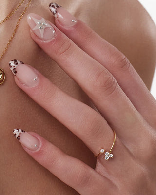 Anillo ajustable dorado con tres zircones brillantes en mano de modelo, waterproof de Pialü