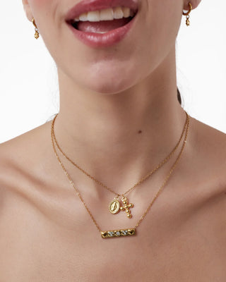 Collar Trinity dorado con dije barra corazones sobre modelo, resistente al agua, Pialü