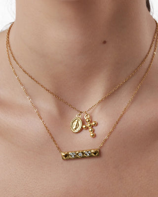 Collar dorado barra corazones y zircones sobre modelo, acero inoxidable waterproof, Pialü