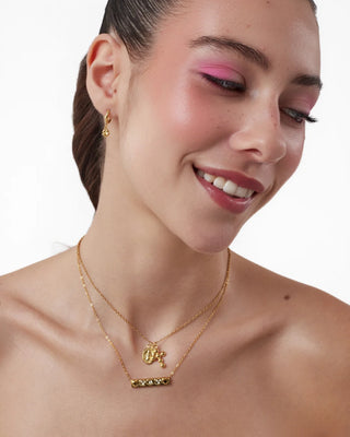 Collar dorado barra de corazones con circones visto de cerca, no se oxida, joya de Pialü