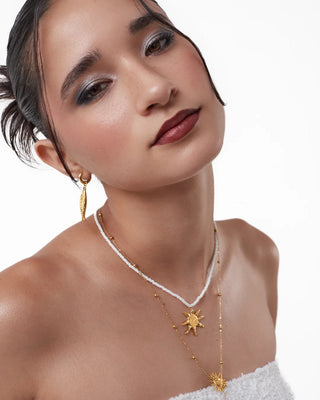 Collar con colgante de sol dorado en cadena de perlas blancas, waterproof de Pialü
