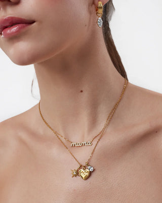 Collar mamá dorado corazón y estrella, ángulo lateral en modelo, waterproof de Pialü