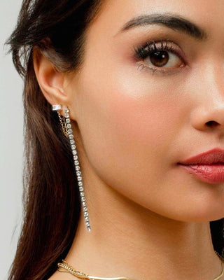 Aretes Bellona con cristal blanco baguette y cadena dorada waterproof de Pialü