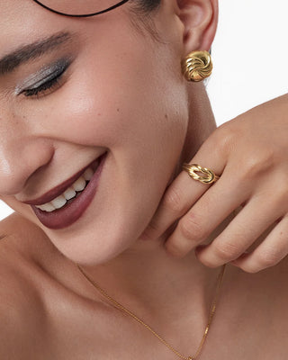 Anillo de nudo dorado visto en modelo en la mano, waterproof de Pialü