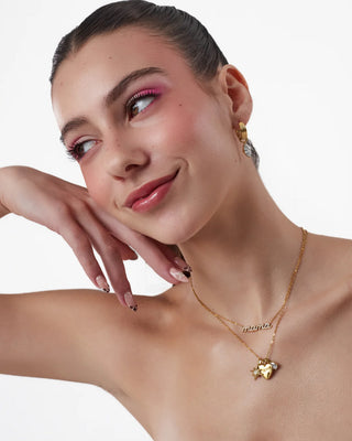 Collar mamá es mi luz dorado, detalle dijes corazón y estrella, waterproof de Pialü