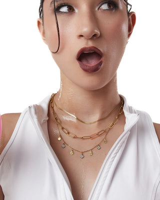 Collar dorado multi-dije sol y zircones en modelo, joya waterproof de Pialü