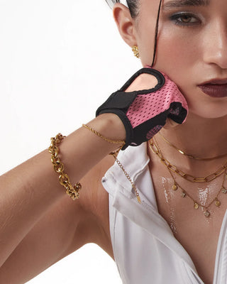 Pulsera Golden Bold dorada de eslabones puesta en muñeca, waterproof de Pialü
