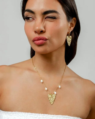 Kali hoops silver pendientes corazón plateado en oreja modelo, joya waterproof de Pialü