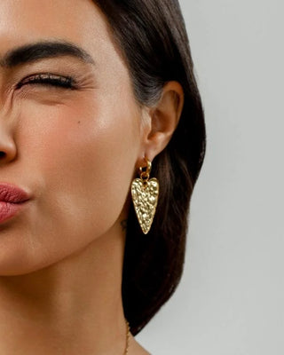 Aretes Kali hoops plateados corazón colgante detalle textura, joya waterproof de Pialü