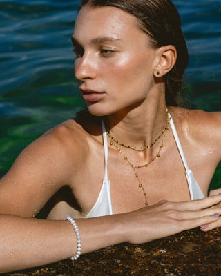 Modelo con aretes zircón esmeralda plateados puestos, waterproof de Pialü