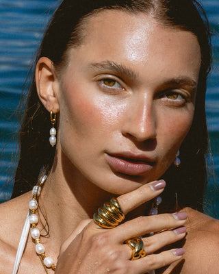 Anillo statement plateado en ondas puesto en modelo, joya Pialü