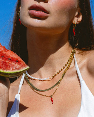 Collar perlas naturales y cadena dorada Torino en modelo, joya waterproof de Pialü