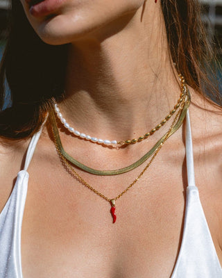 Modelo con collar Torino bicolor perlas y dorado, acero inoxidable waterproof de Pialü