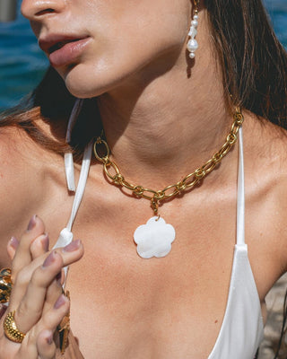 Collar Pascualina dorado como gargantilla en modelo, waterproof de Pialü