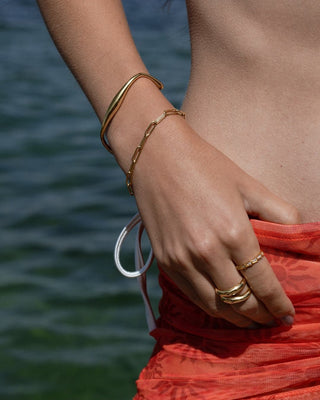 Pulsera de eslabones alargados dorados en muñeca de modelo, waterproof de Pialü