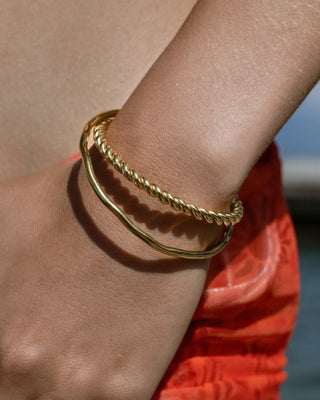 Brazalete Folie dorado en muñeca de modelo, vista lateral, joya waterproof de Pialü