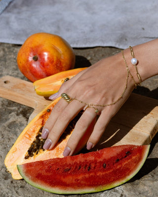 Modelo con anillo Paris plateado textura trenzada tipo croissant, Pialü waterproof