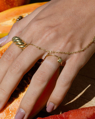 Anillo Espoir dorado corazón colgante en modelo, joya waterproof Pialü