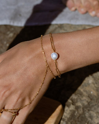 Modelo usando pulsera Celestial dorada con perla blanca, waterproof de Pialü